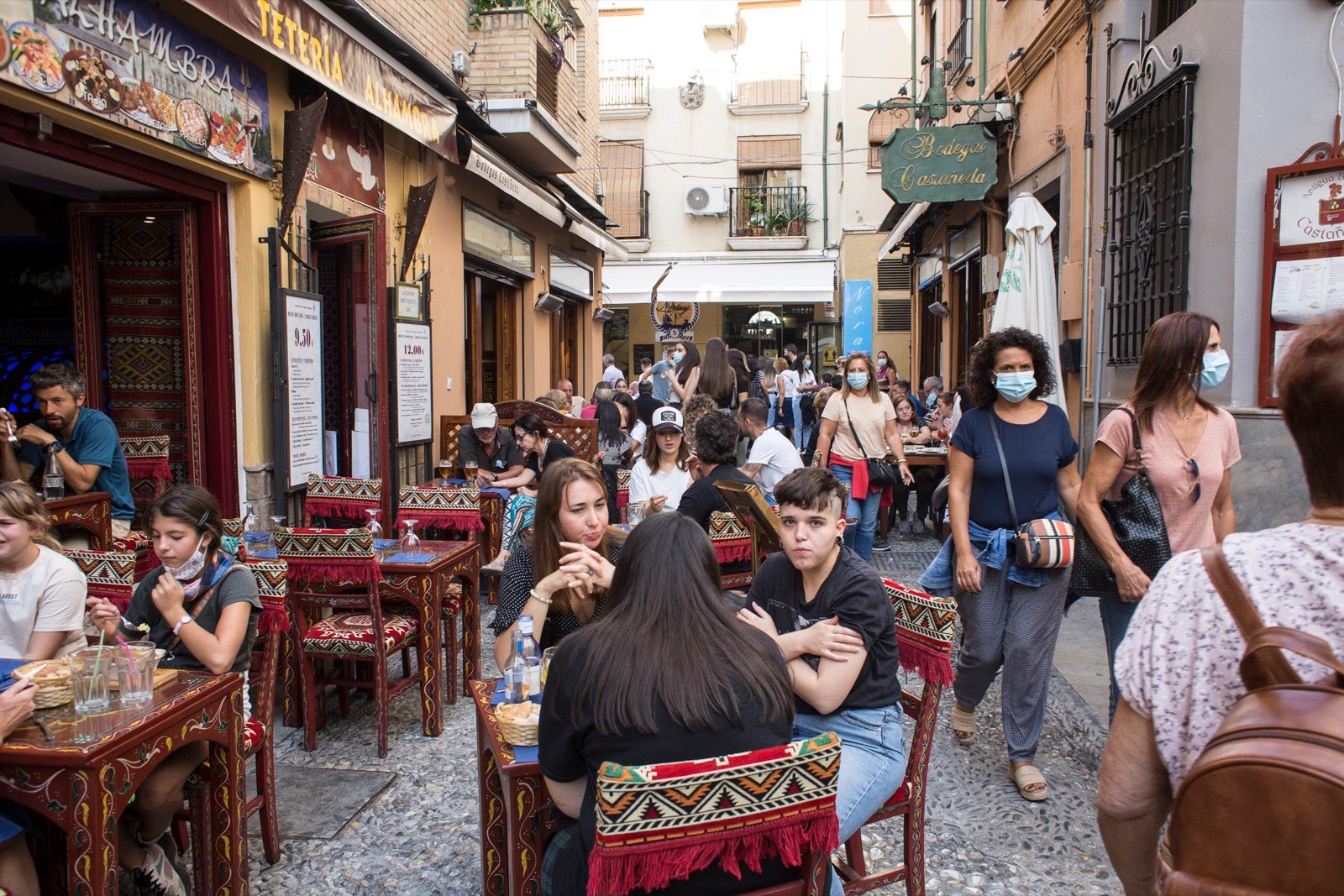Turistas y vecinos de la capital disfrutan del inicio de los días festivos en el centro de la ciudad