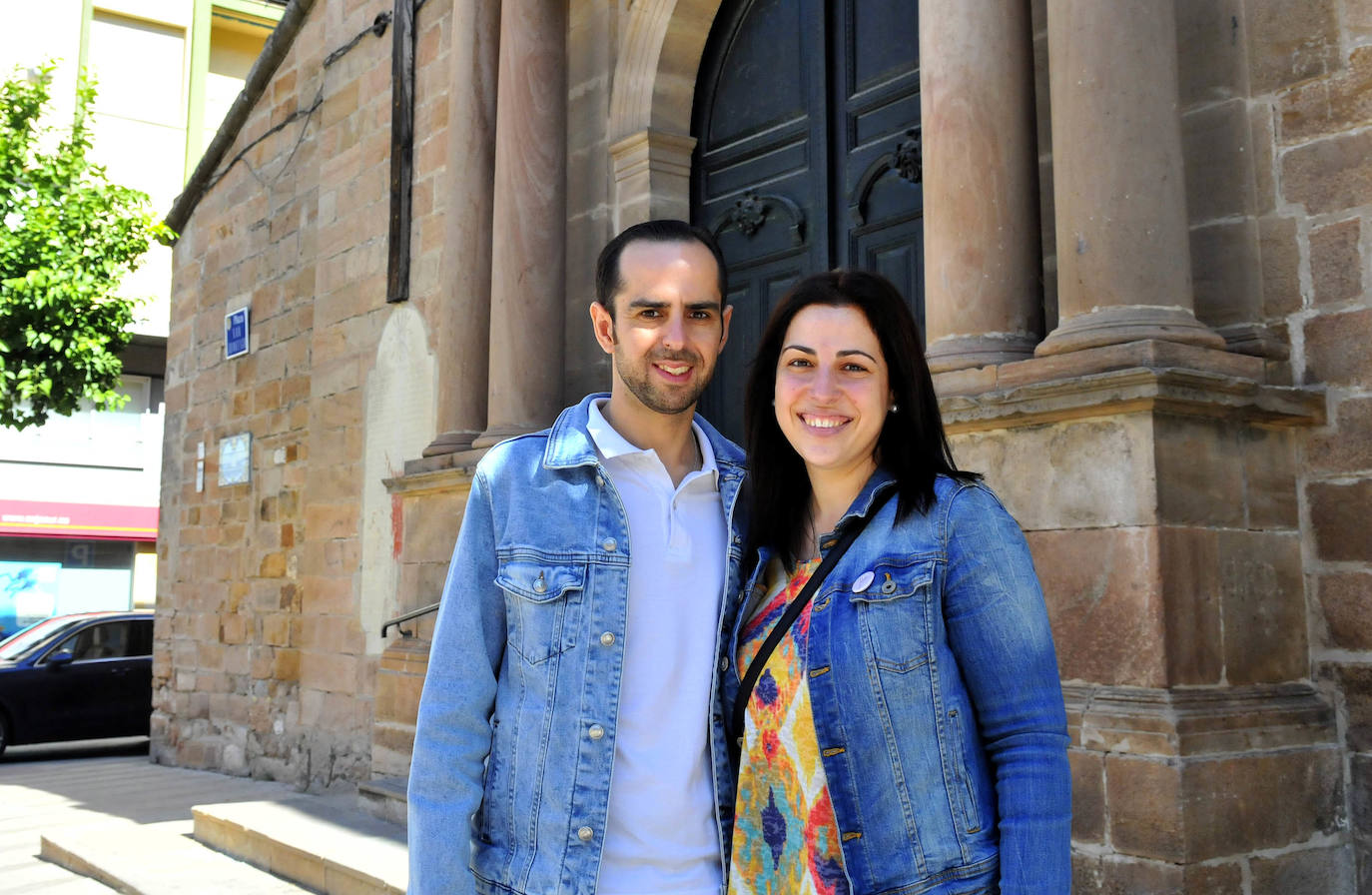 Víctor Manuel Gómez y Pilar del Castillo, en la Parroquia de San Francisco, donde se casarán el próximo año.
