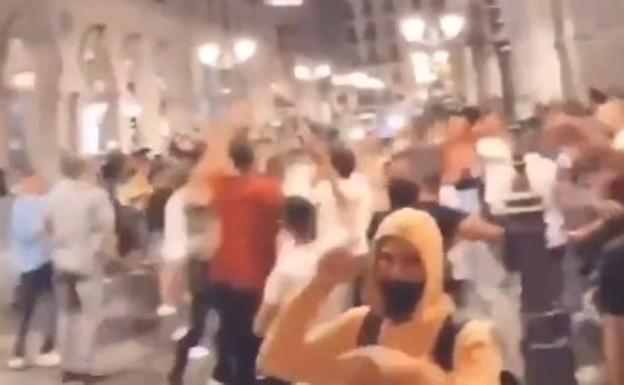 El vídeo de la fiesta desmadre en pleno centro de Granada de madrugada con los contagios subiendo