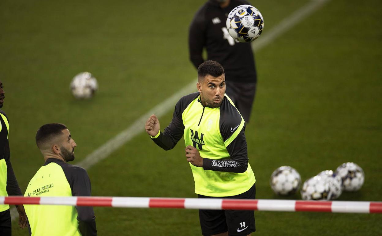 Fede Vico participa en el entrenamiento del Granada en Malmö, donde obtuvo la clasificación para la Europa League. 
