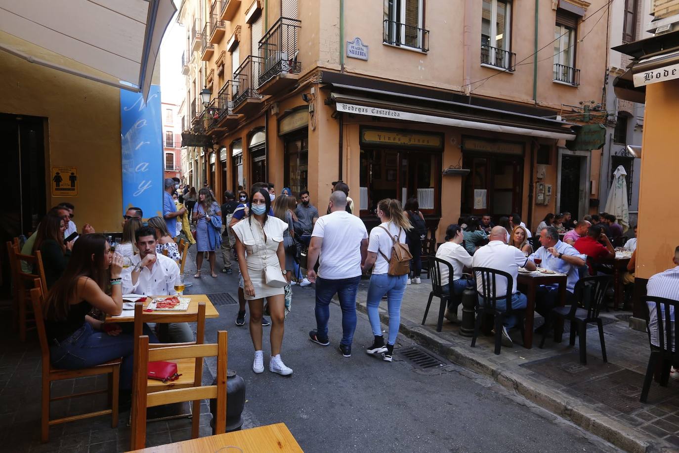 Policías locales controlan esta tarde en el Centro de Granada