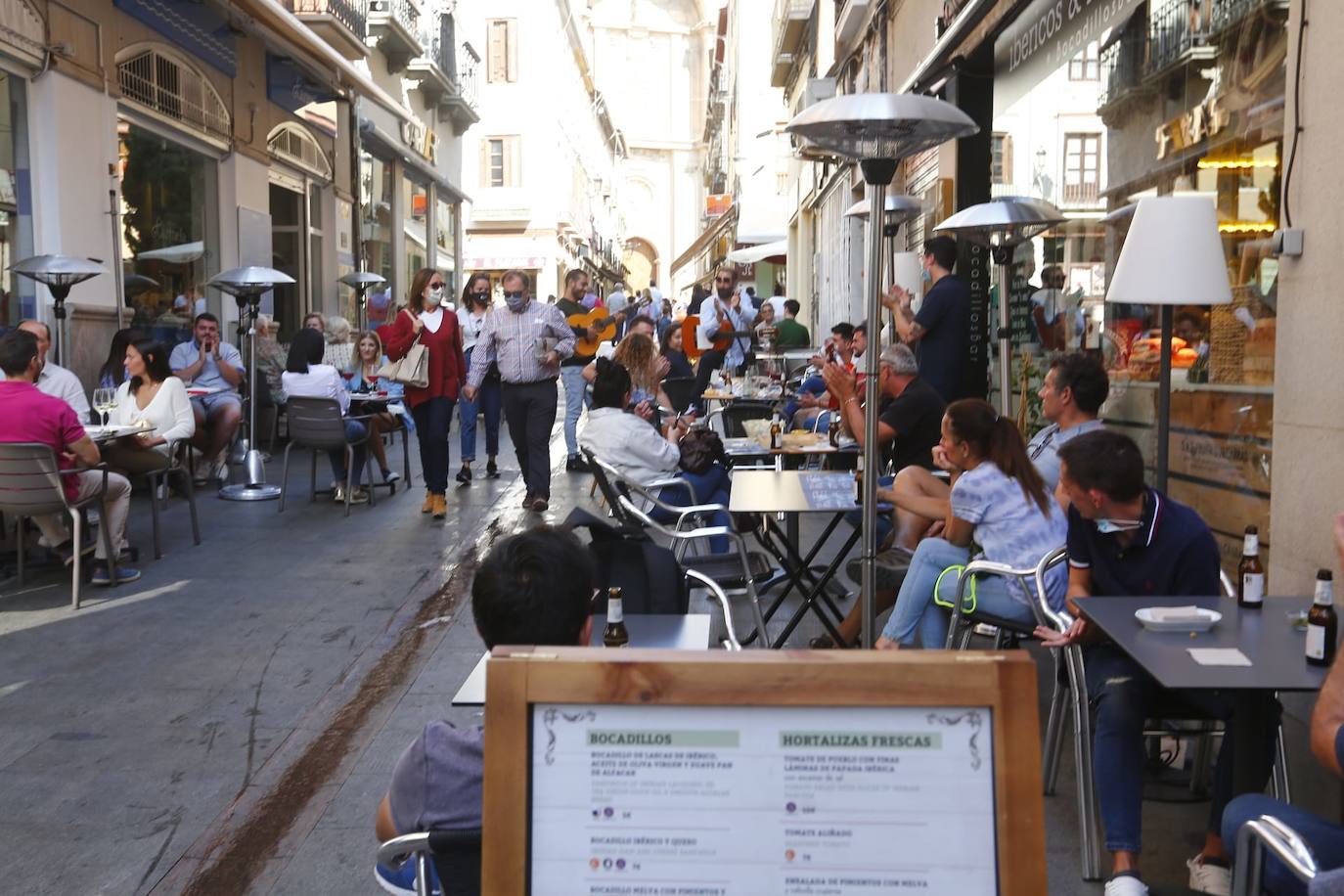 Policías locales controlan esta tarde en el Centro de Granada