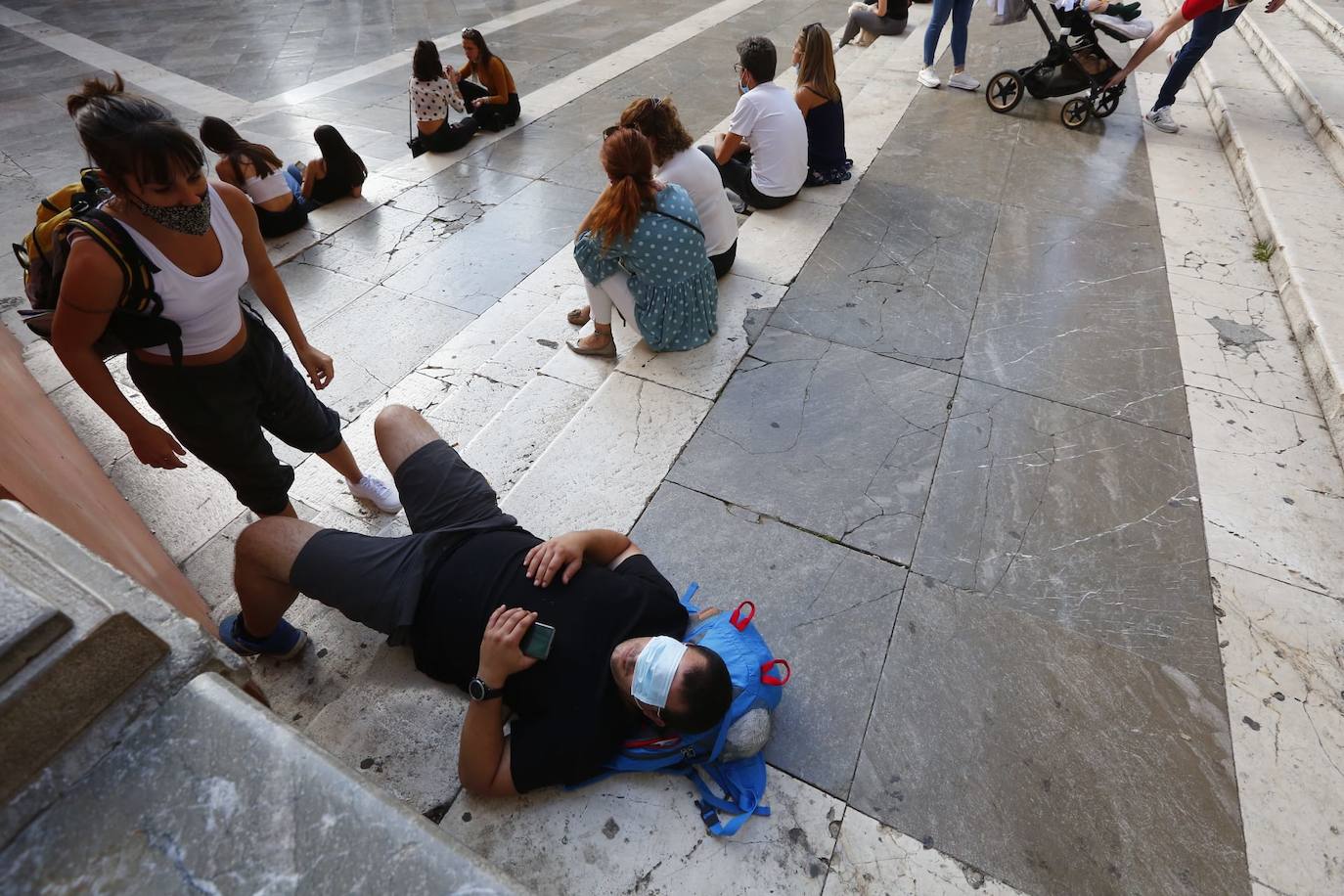 Policías locales controlan esta tarde en el Centro de Granada