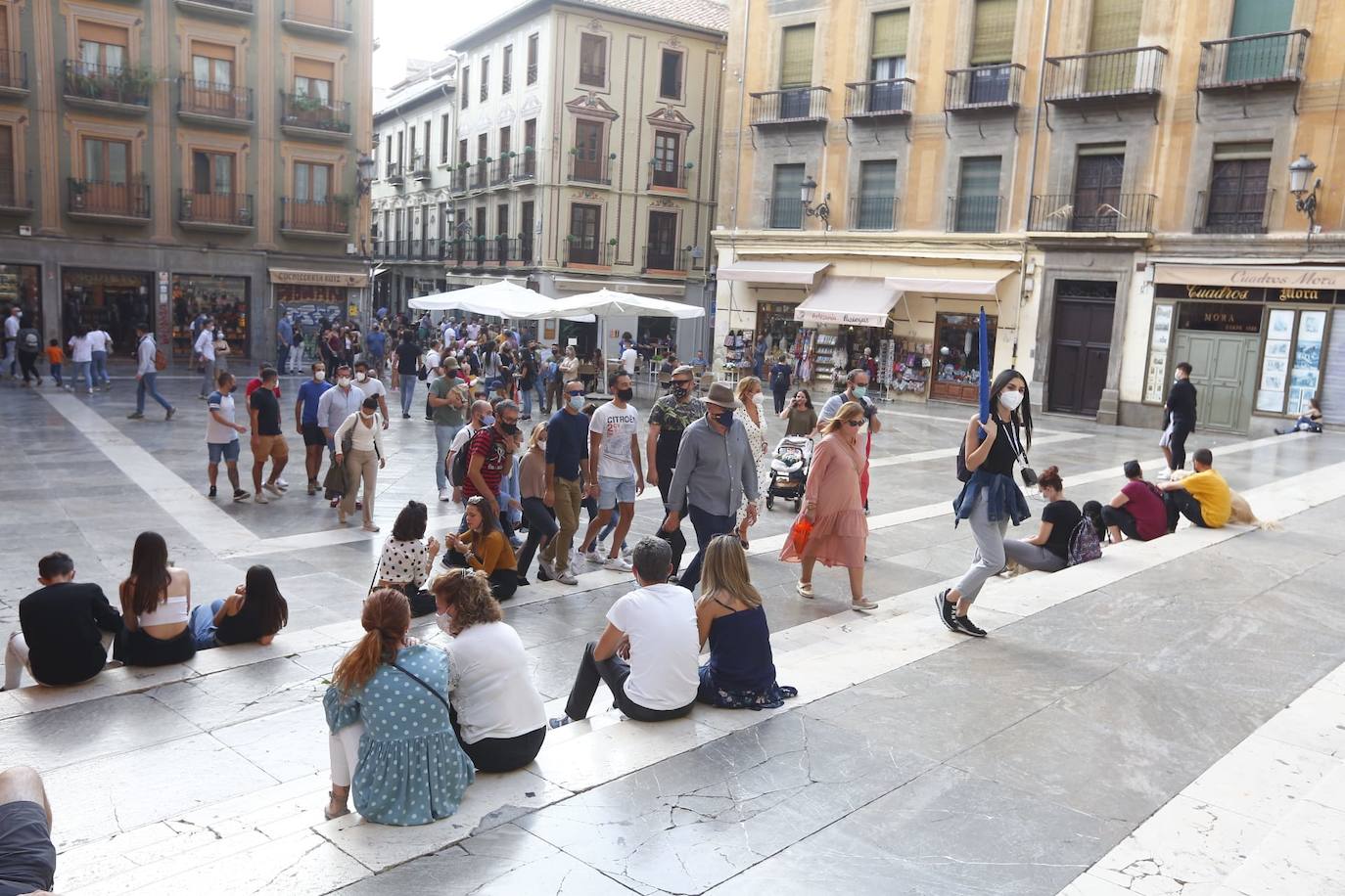 Policías locales controlan esta tarde en el Centro de Granada