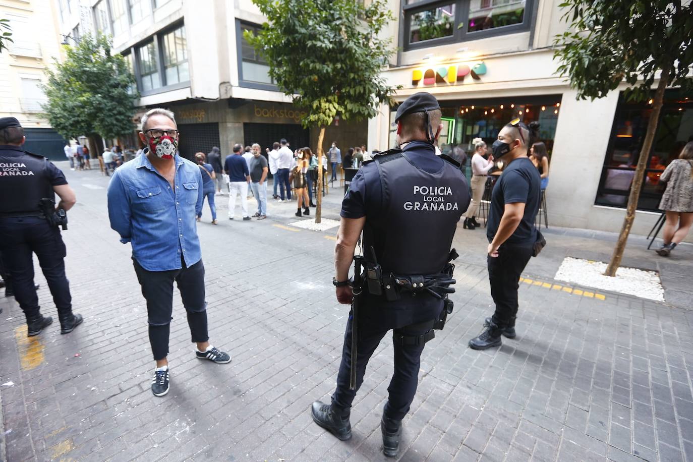 Policías locales controlan esta tarde en el Centro de Granada