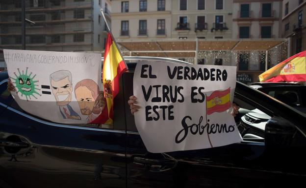 Carteles contra el Gobierno en la caravana de Madrid. 