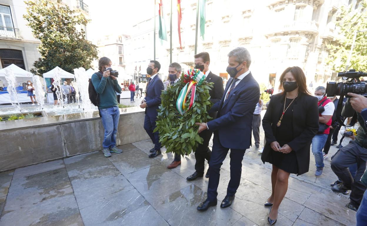 El alcalde de Granada junto a varios ediles este lunes en Granada. 