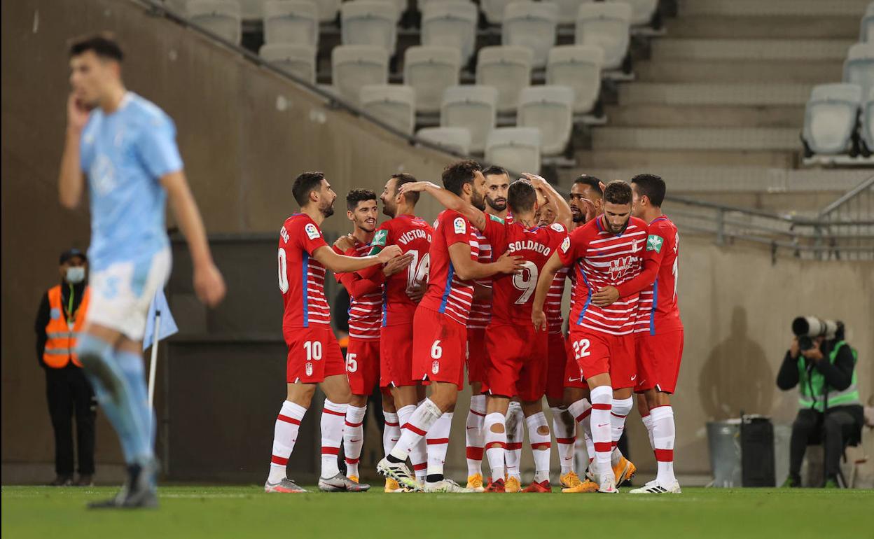 Los futbolistas del Granada celebran uno de sus goles en Malmö para entrar en Europa League. 