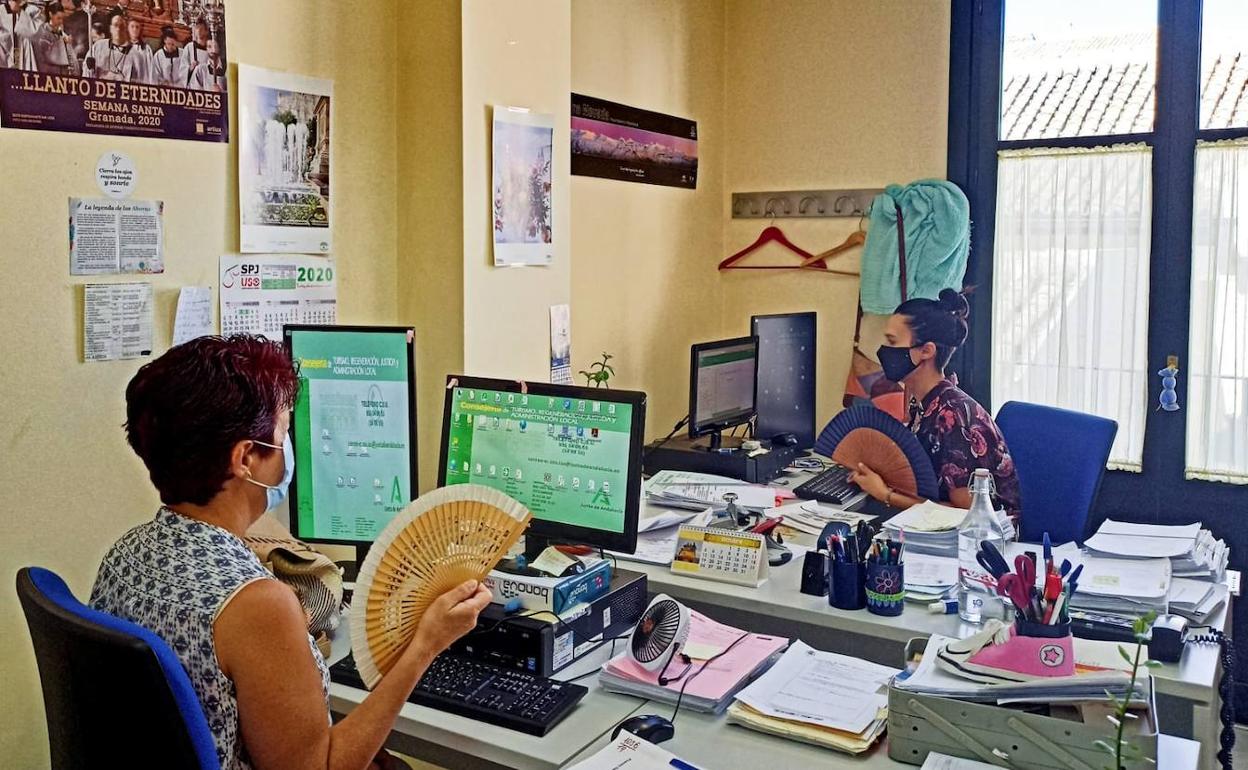 Funcionarias en las calurosas oficinas judiciales de Luis Rosales. 