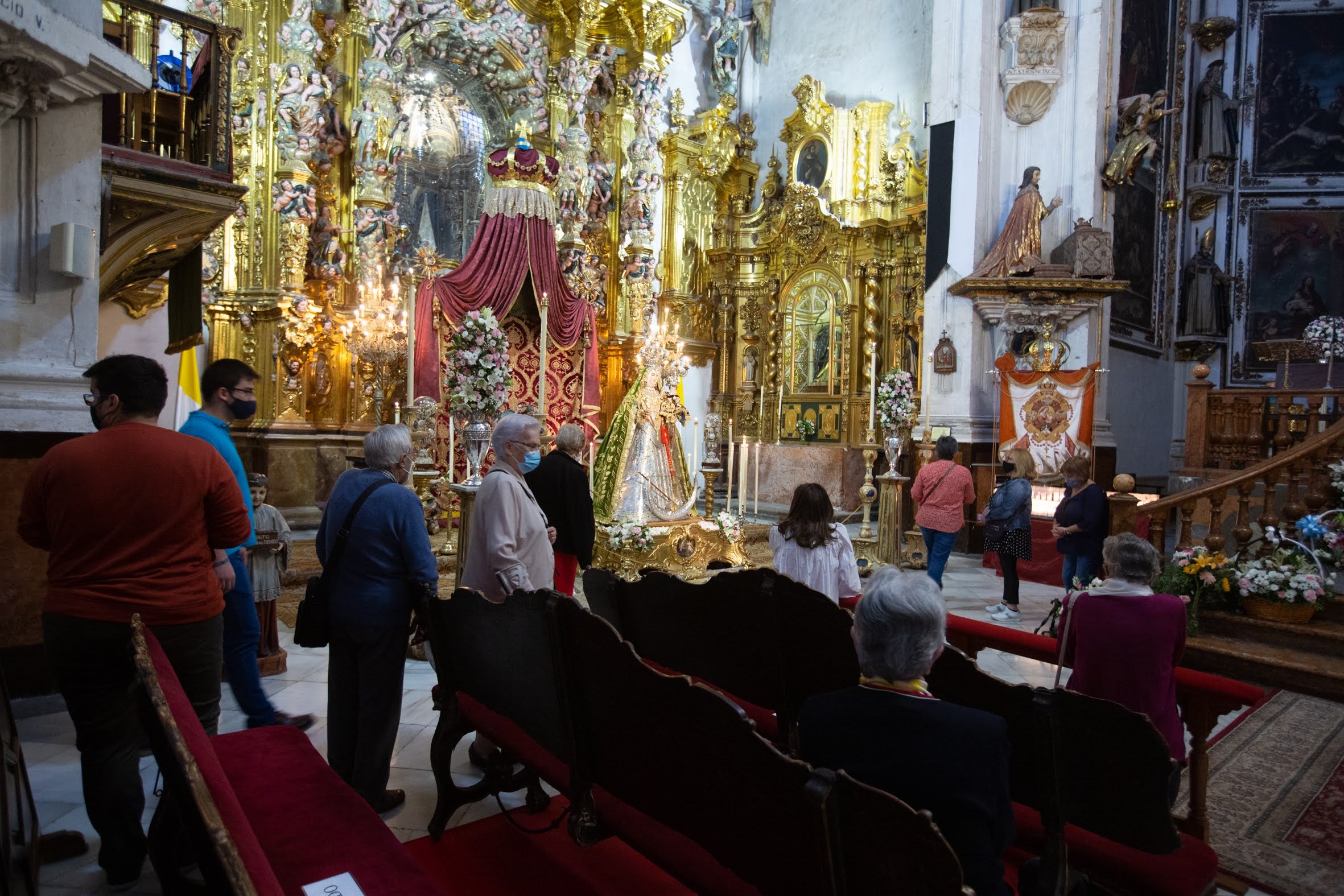 Durante toda la jornada del lunes se ha podido venerar a la Virgen del Rosario en el interior del templo dominico del Realejo