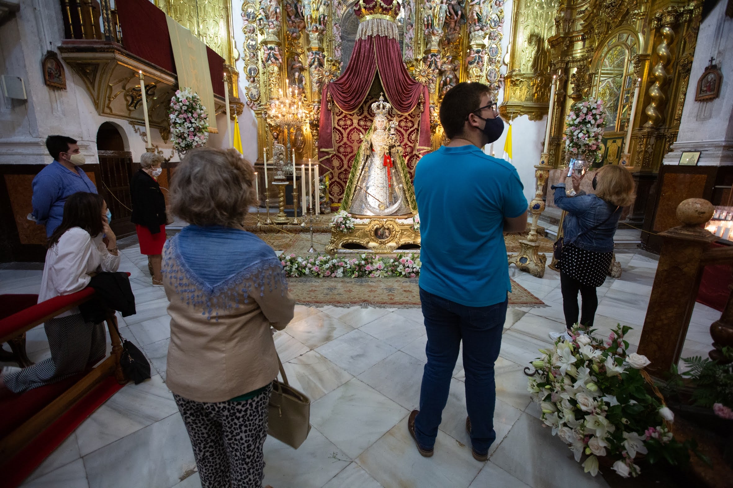 Durante toda la jornada del lunes se ha podido venerar a la Virgen del Rosario en el interior del templo dominico del Realejo