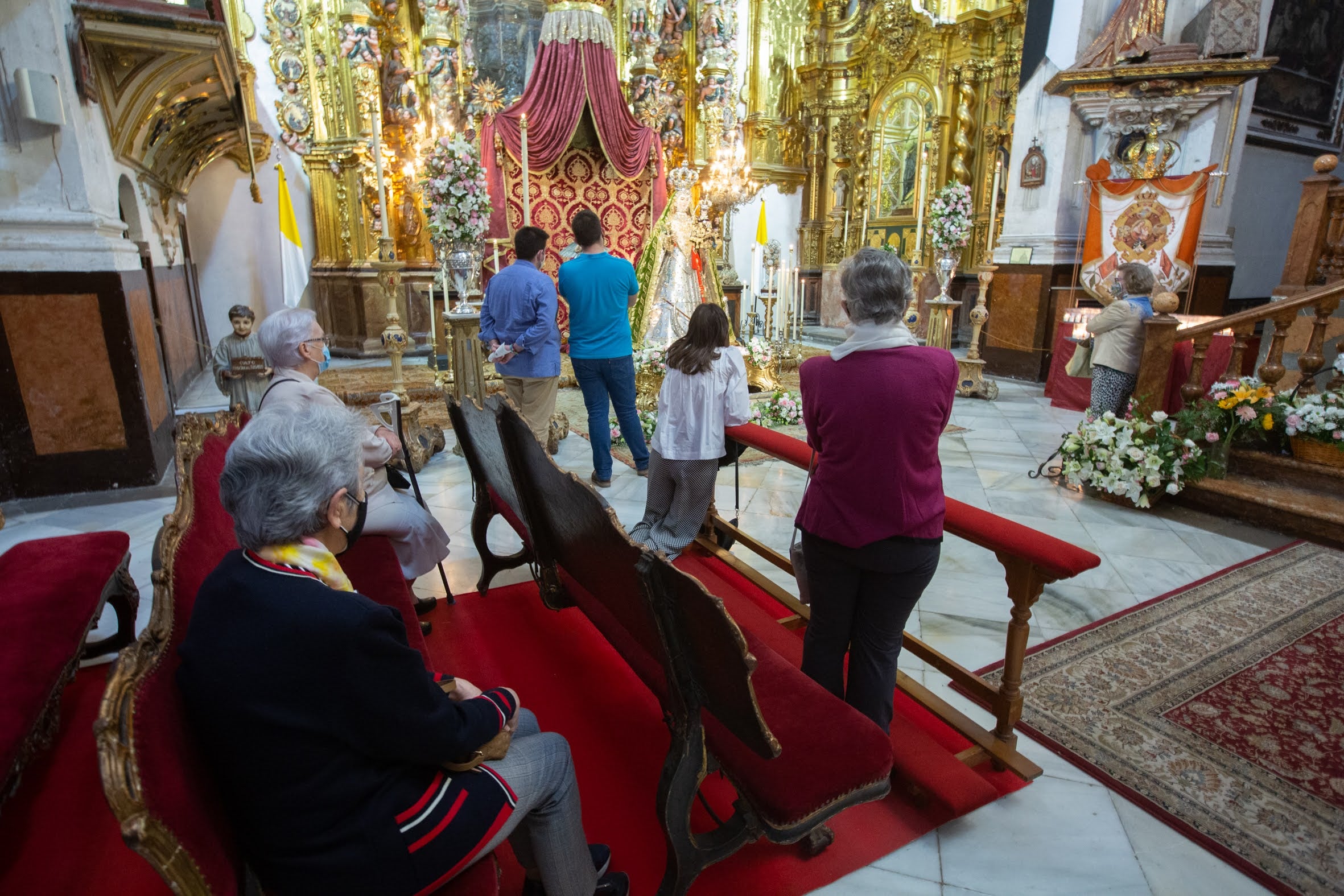 Durante toda la jornada del lunes se ha podido venerar a la Virgen del Rosario en el interior del templo dominico del Realejo