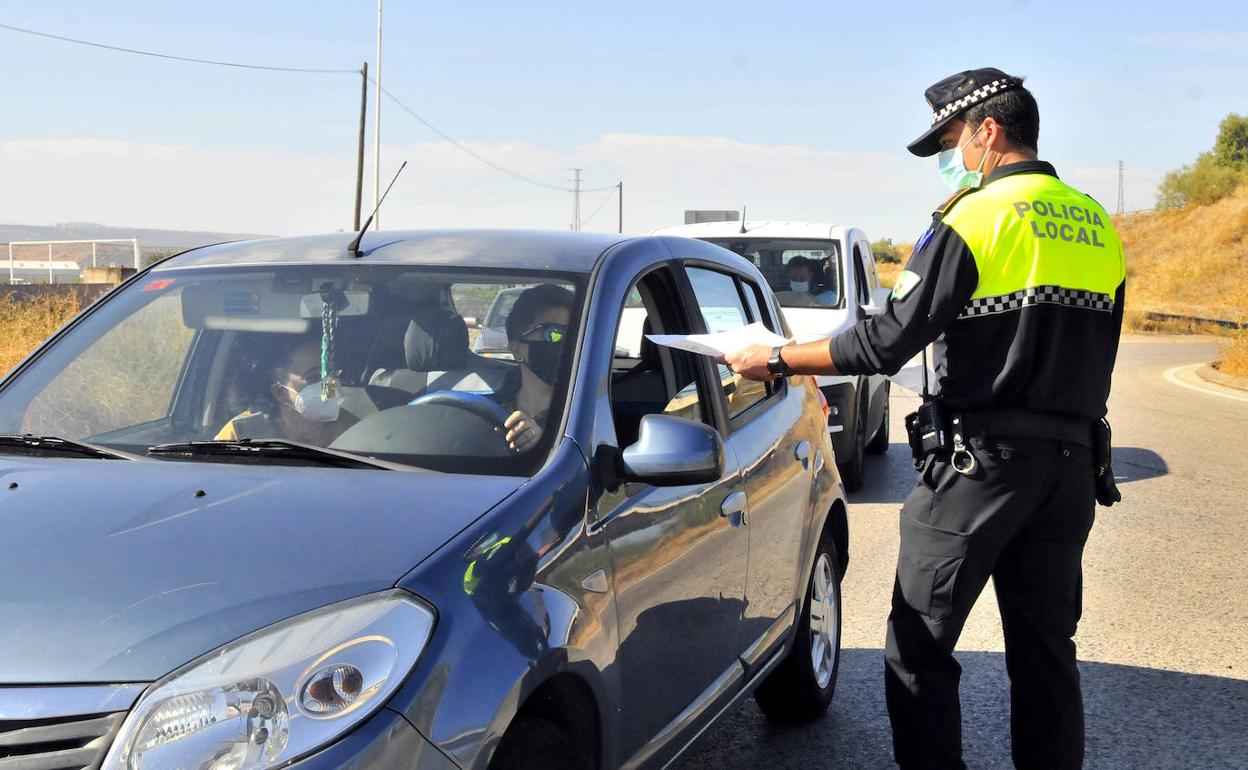 Un agente de la Policía Local de Linares comprueba si el desplazamiento se corresponde con los criterios fijados. 