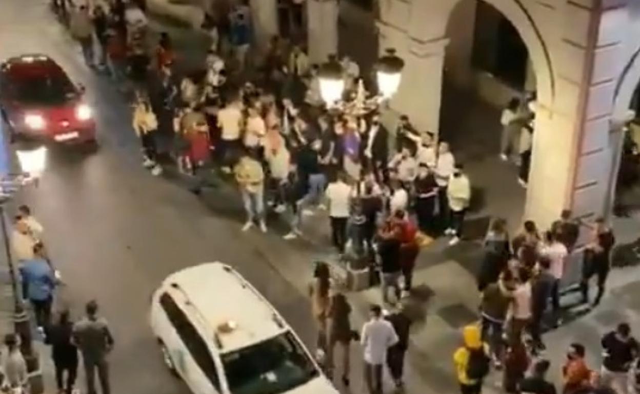 Calle Ganivet el pasado domingo de madrugada. 