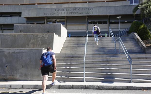 Indignación en los estudiantes de la UGR: «Los contagios se producen fuera de las aulas y nos están criminalizando»