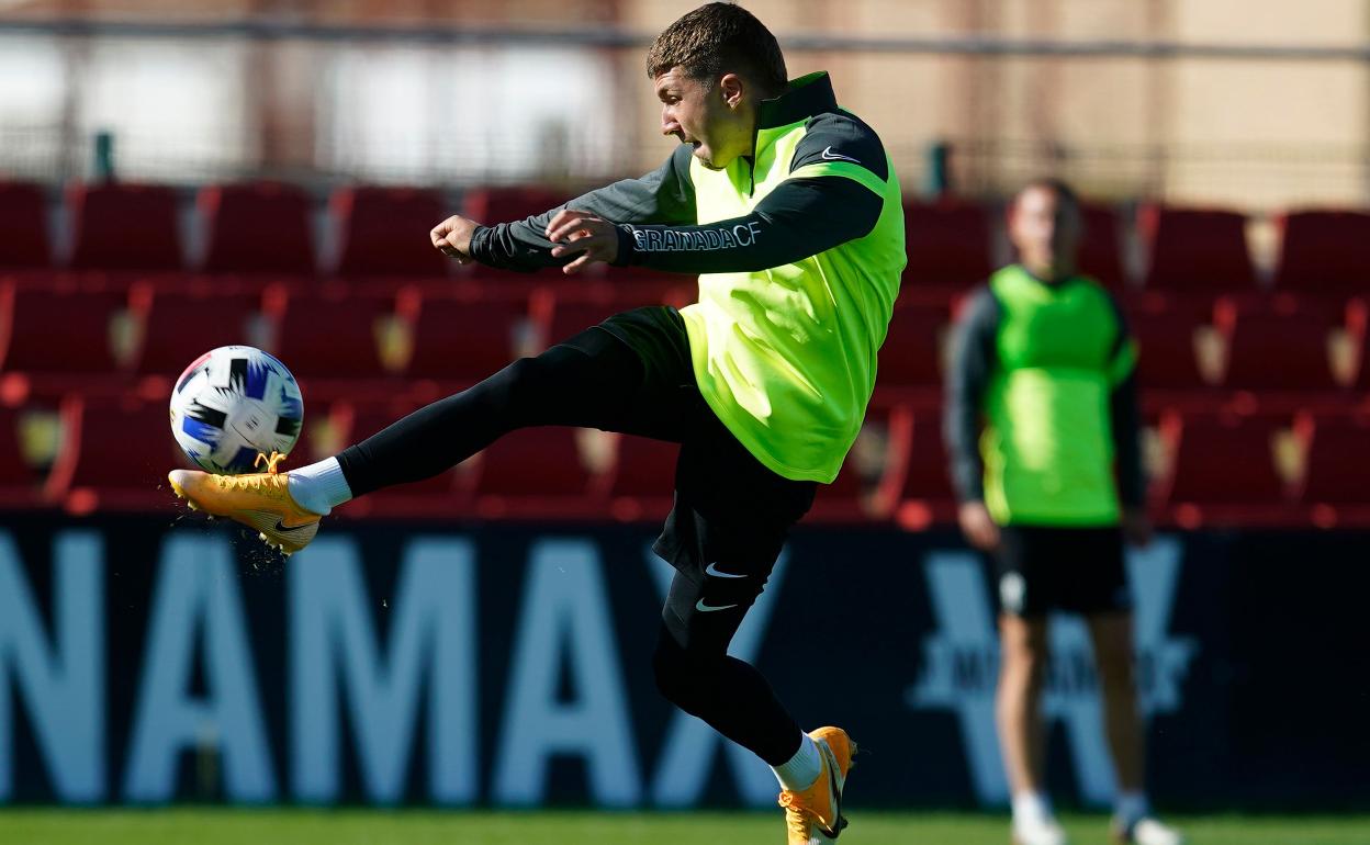 Antonio Aranda remata un balón en un entrenamiento anterior en la Ciudad Deportiva. 
