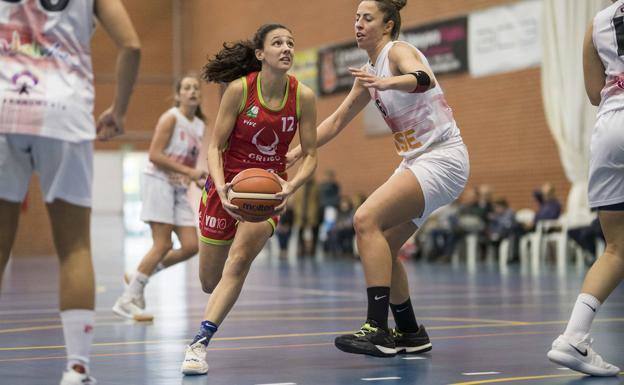 Marina Gea mira hacia canasta en un partido del pasado curso. 