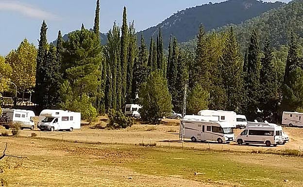 Caravanas en medio del paraje natural. 