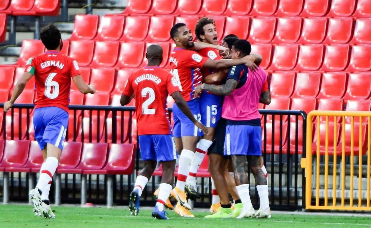 Luis Milla celebra su gol al Athletic con varios jugadores que calentaban en la banda. 