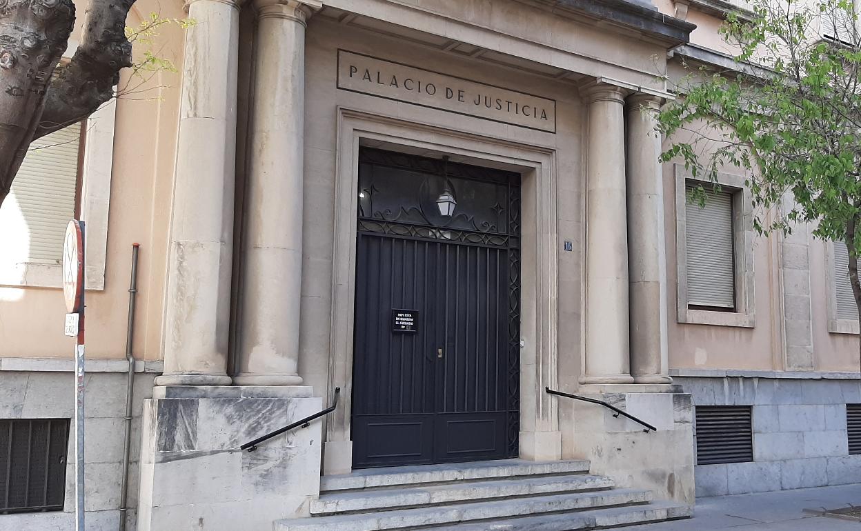 Juicio a una mujer por no dar de alta a sus trabajadores