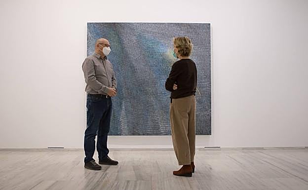 Soledad Sevilla charlando sobre la exposición. 