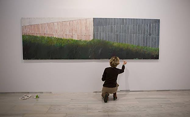 Imagen principal - La exposición de Soledad Sevilla ve podrá ver en La Madraza hasta el 18 de enero.