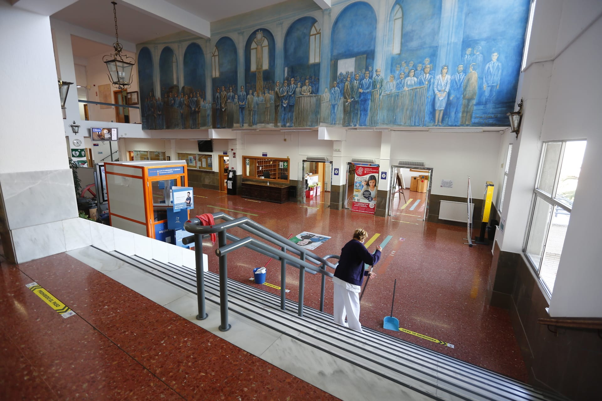 Aulas y pasillos vacíos en las facultades de la Universidad de Granada