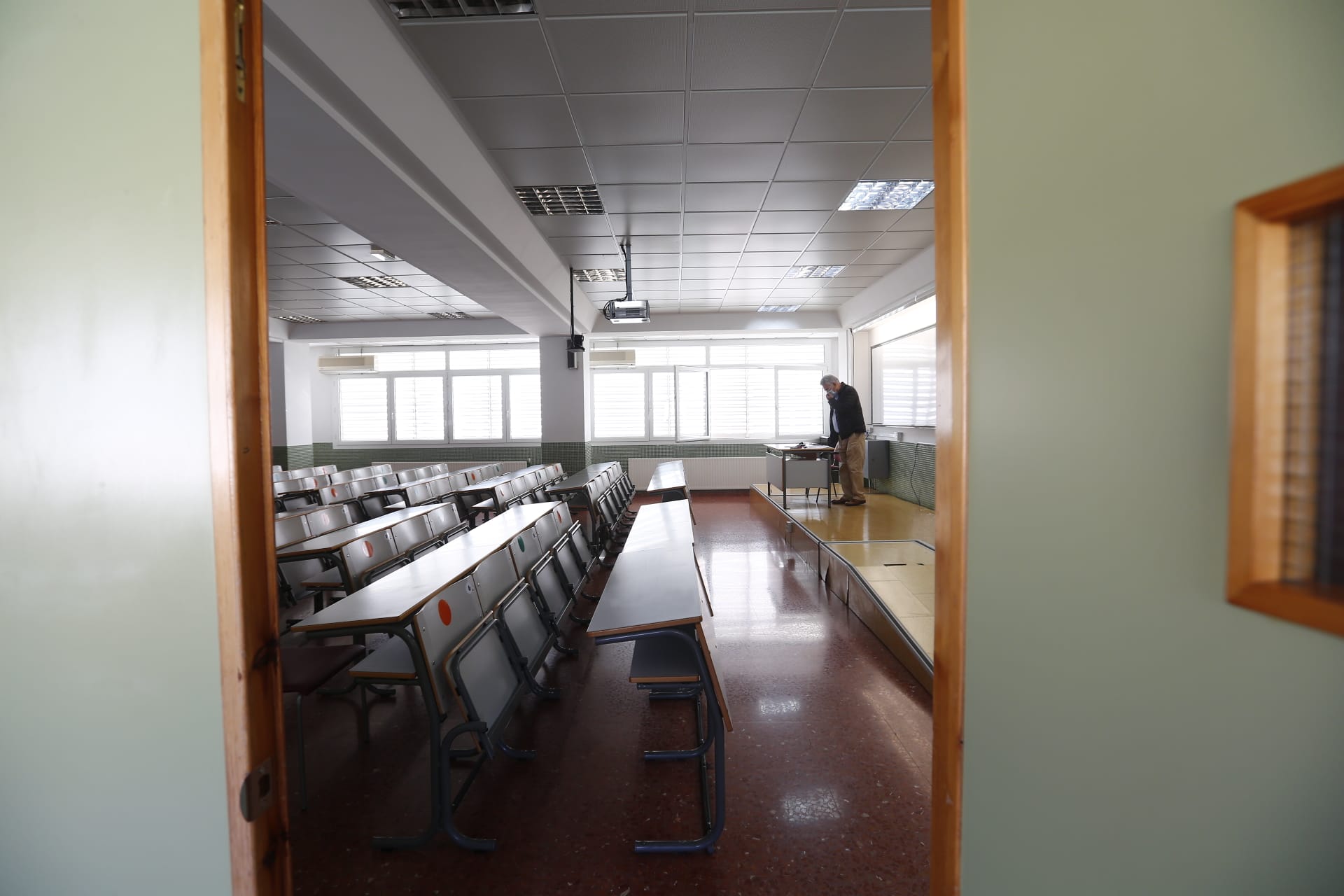 Aulas y pasillos vacíos en las facultades de la Universidad de Granada