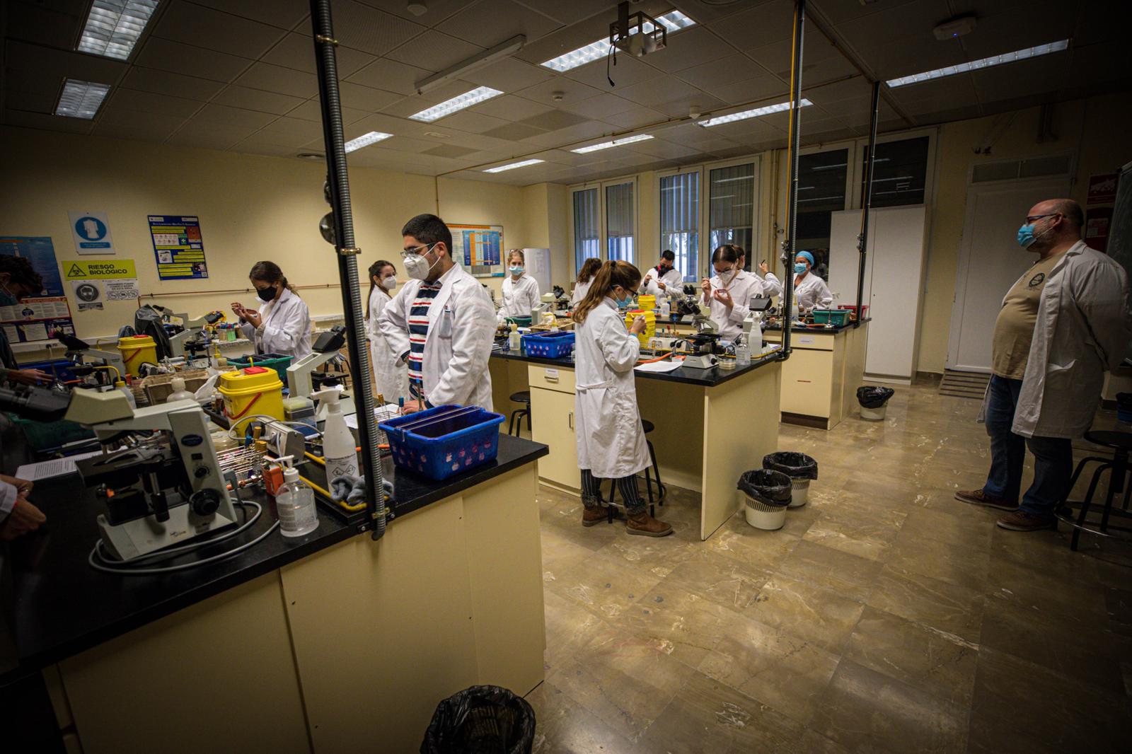 Aulas y pasillos vacíos en las facultades de la Universidad de Granada