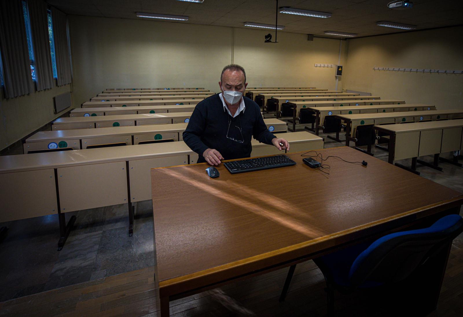 Aulas y pasillos vacíos en las facultades de la Universidad de Granada