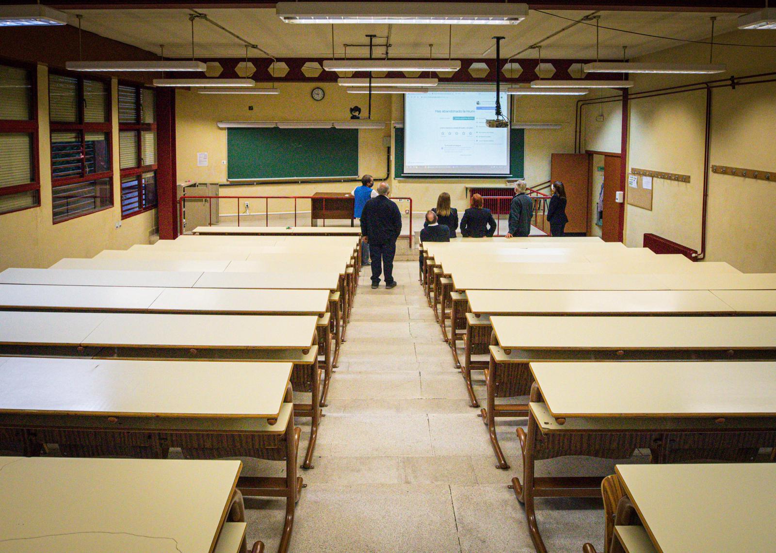 Aulas y pasillos vacíos en las facultades de la Universidad de Granada