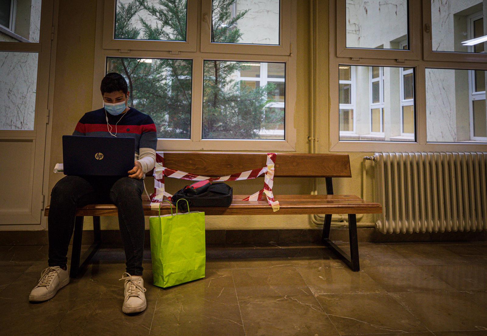 Aulas y pasillos vacíos en las facultades de la Universidad de Granada