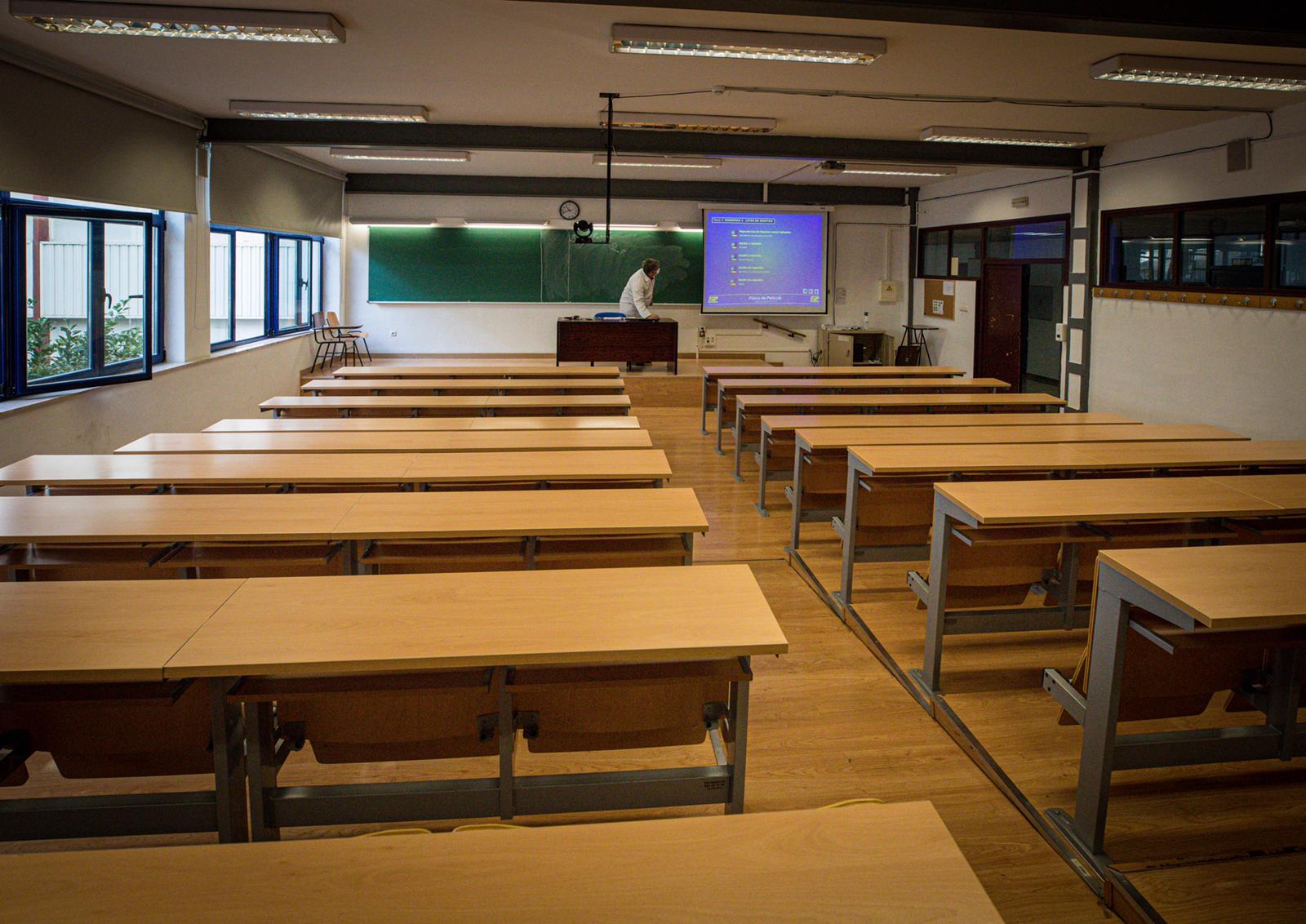 Aulas y pasillos vacíos en las facultades de la Universidad de Granada