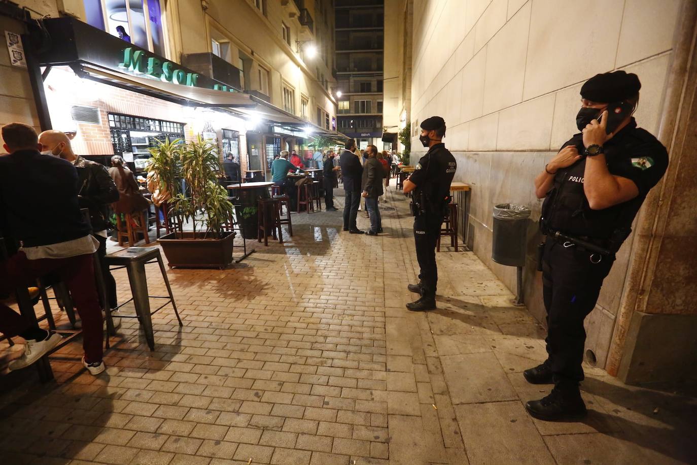 Fotos: Arranca el dispositivo policial que vigilará la última noche de fiesta en Granada