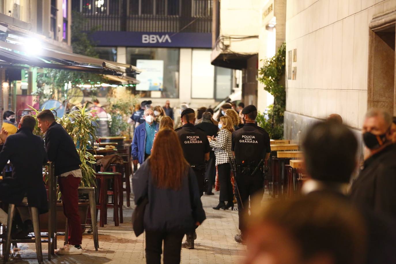 Fotos: Arranca el dispositivo policial que vigilará la última noche de fiesta en Granada