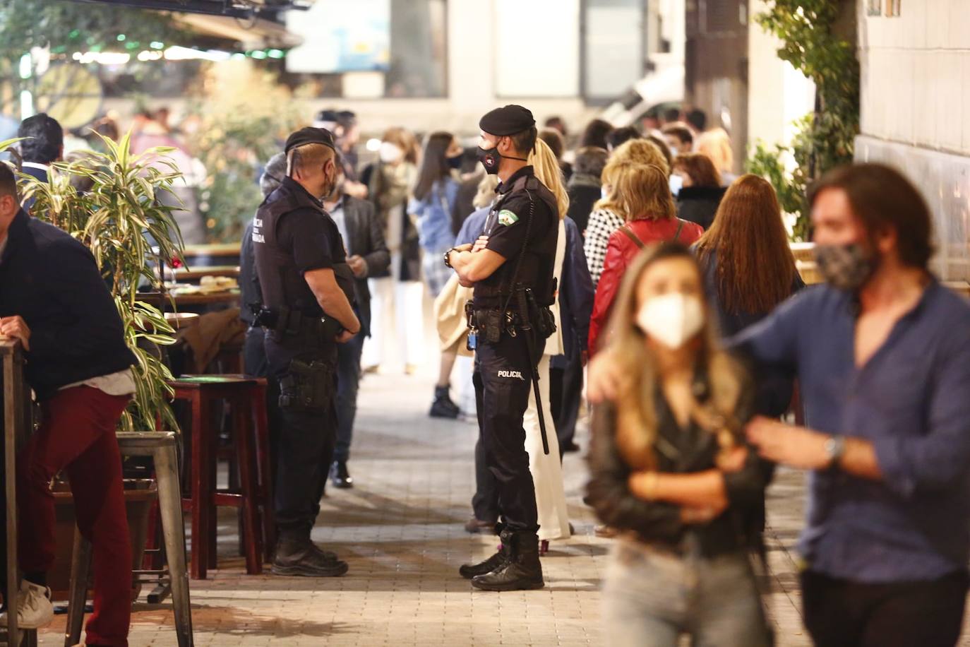 Fotos: Arranca el dispositivo policial que vigilará la última noche de fiesta en Granada