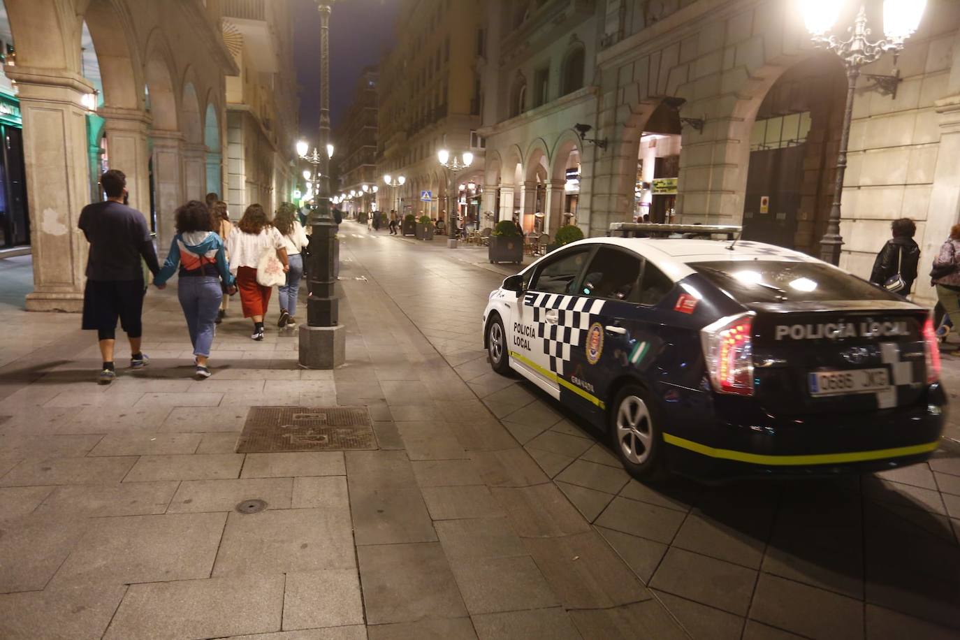 Fotos: Arranca el dispositivo policial que vigilará la última noche de fiesta en Granada