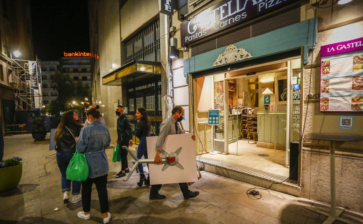 Restauante La Castellana cerrando.