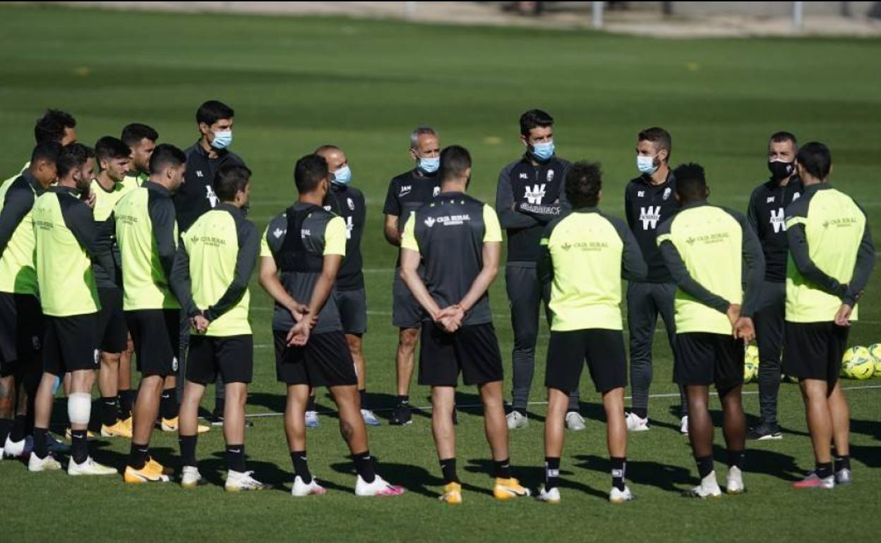 Los futbolistas del Granada escuchan las indicaciones de Diego Martínez en un entrenamiento de esta semana. 