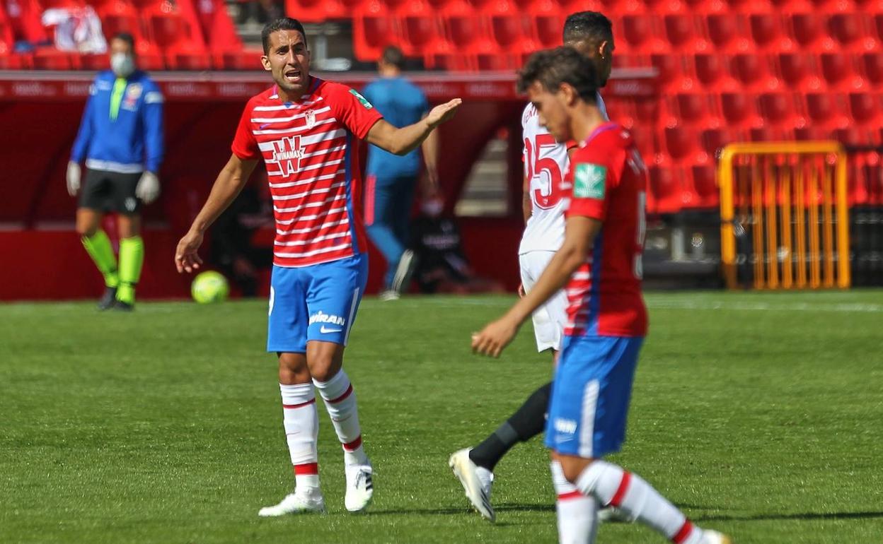 Ángel Montoro da instrucciones a sus compañeros durante el partido. 