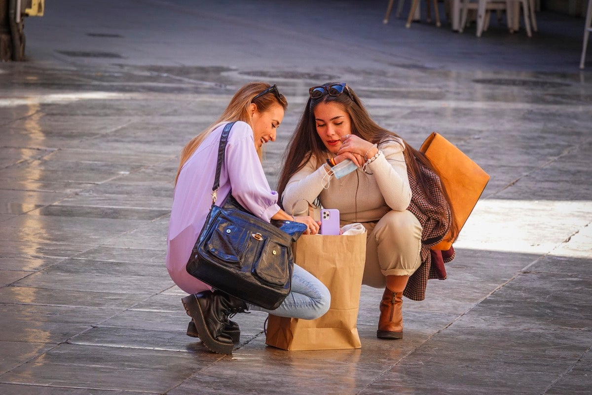 Ambiente en las calles de Granada este sábado