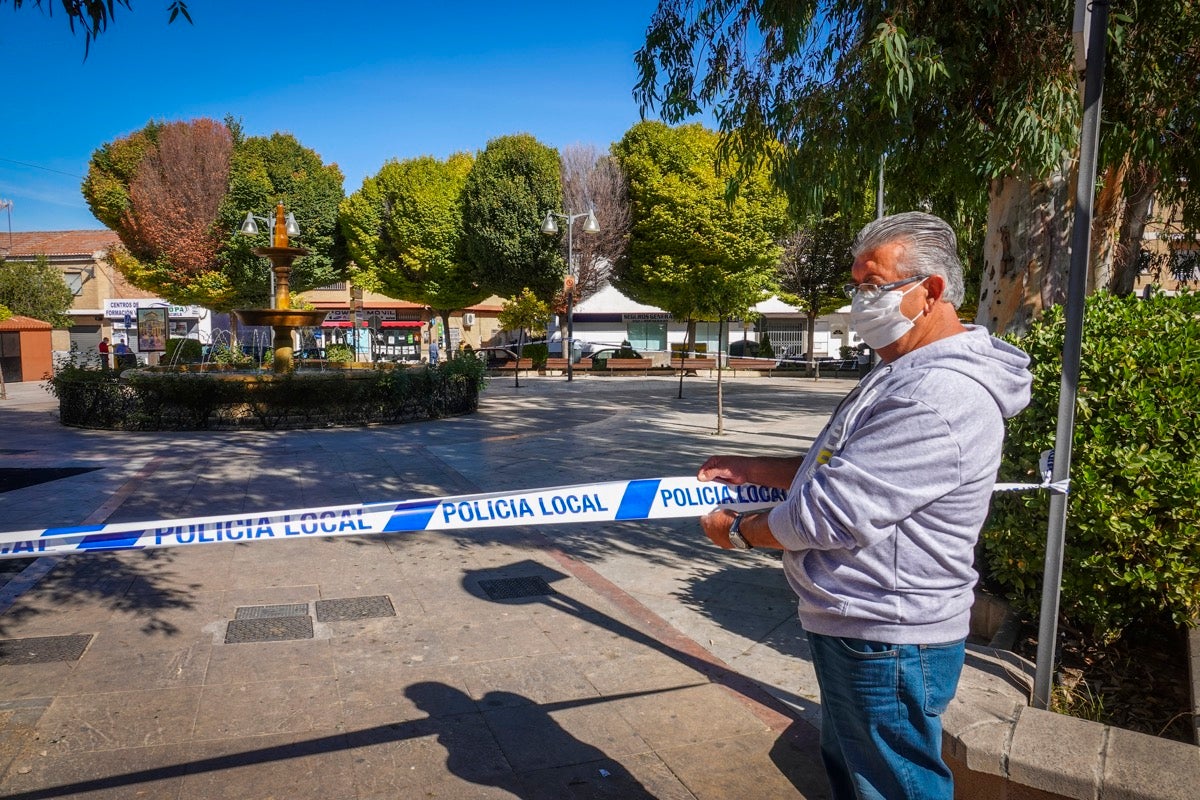 Fotos: La frontera Covid es la barra de un bar: en Armilla no se puede entrar a las tabernas y en Padul, sí