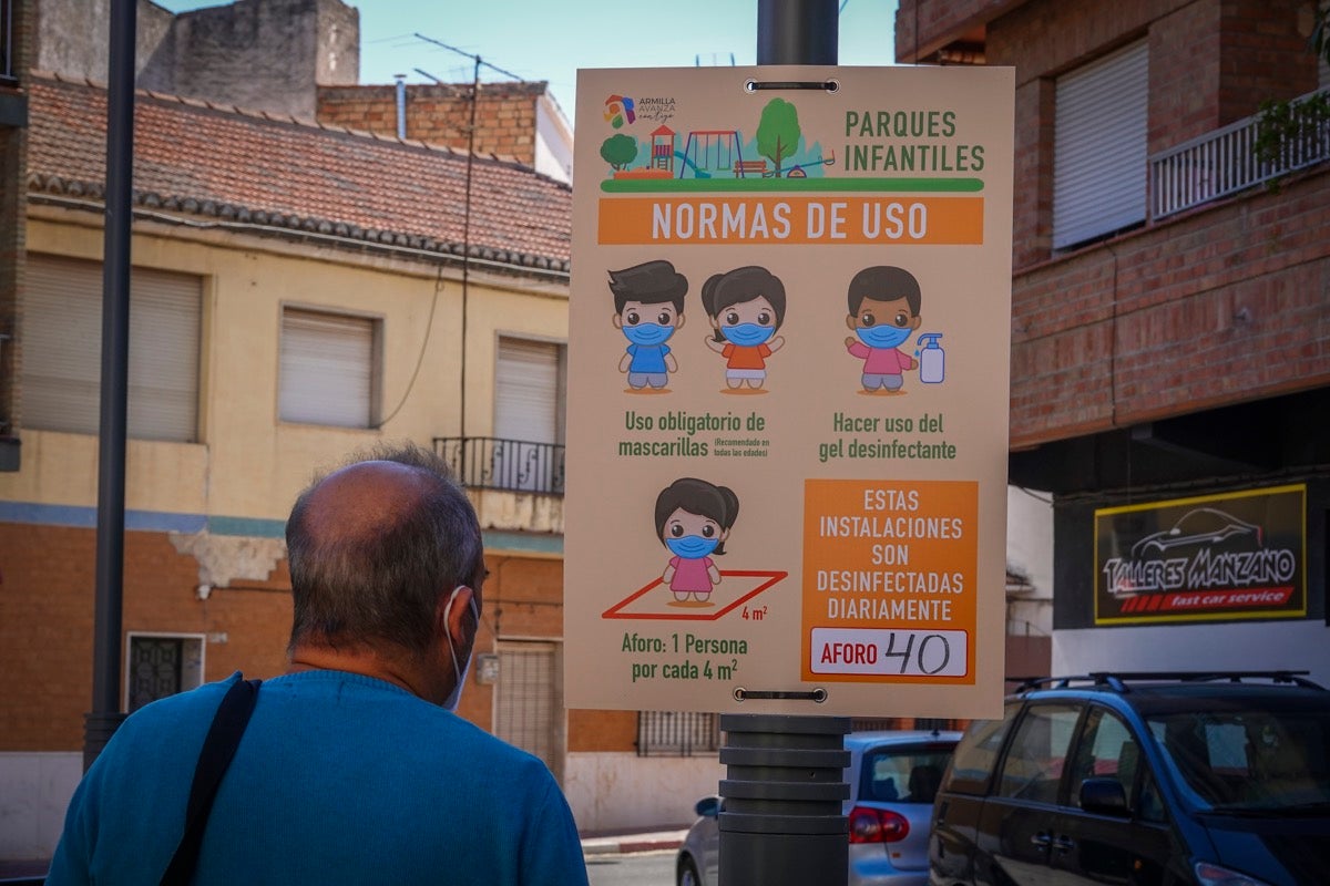 Fotos: La frontera Covid es la barra de un bar: en Armilla no se puede entrar a las tabernas y en Padul, sí