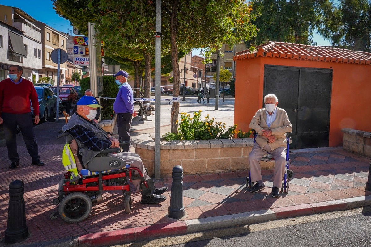 Fotos: La frontera Covid es la barra de un bar: en Armilla no se puede entrar a las tabernas y en Padul, sí