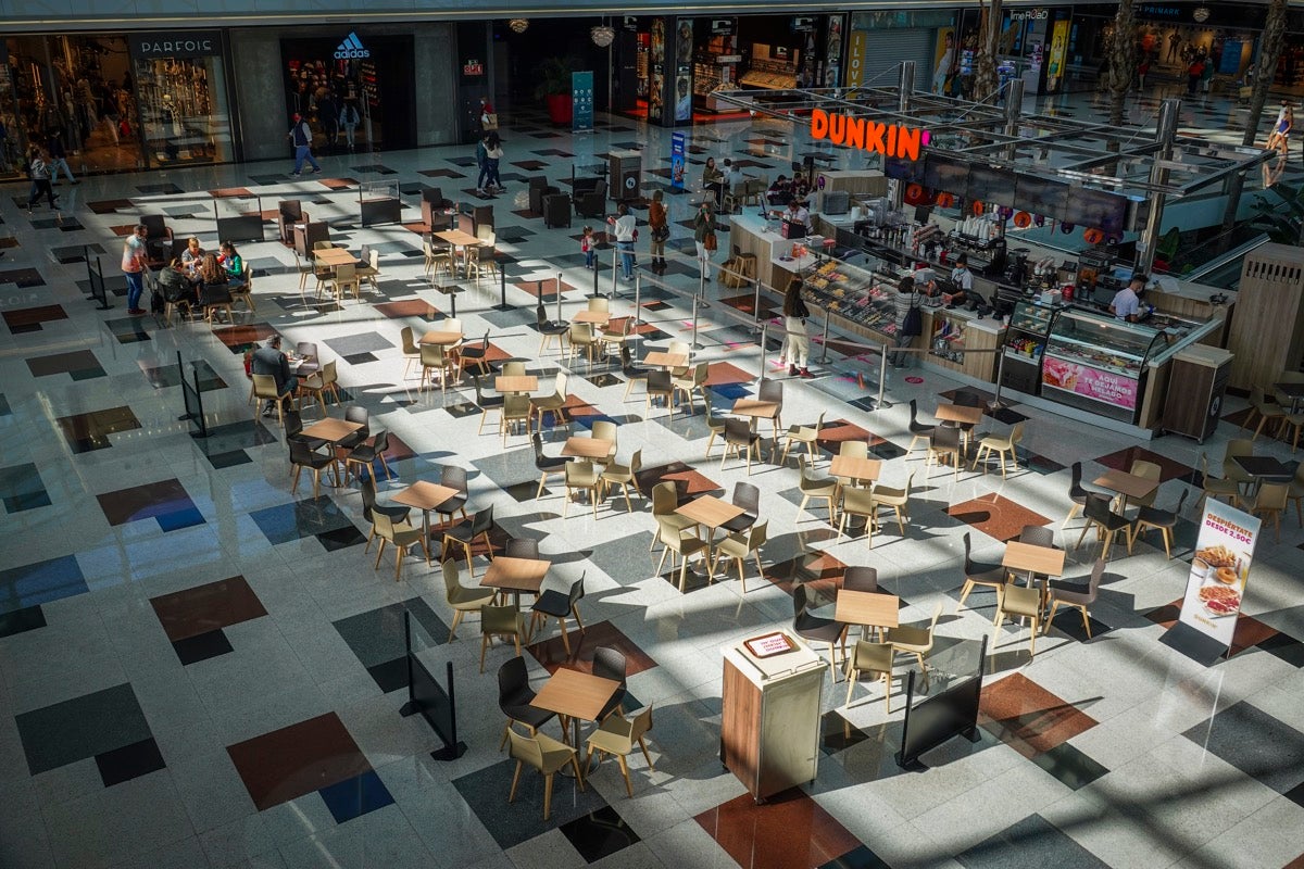 Fotos: La frontera Covid es la barra de un bar: en Armilla no se puede entrar a las tabernas y en Padul, sí