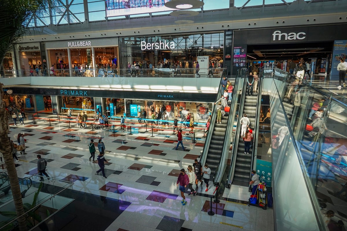 Fotos: La frontera Covid es la barra de un bar: en Armilla no se puede entrar a las tabernas y en Padul, sí