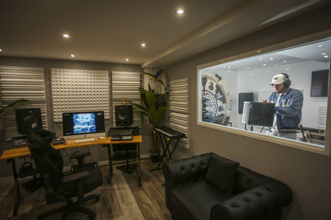 Maka ensaya en el estudio de grabación que posee en su domicilio. 