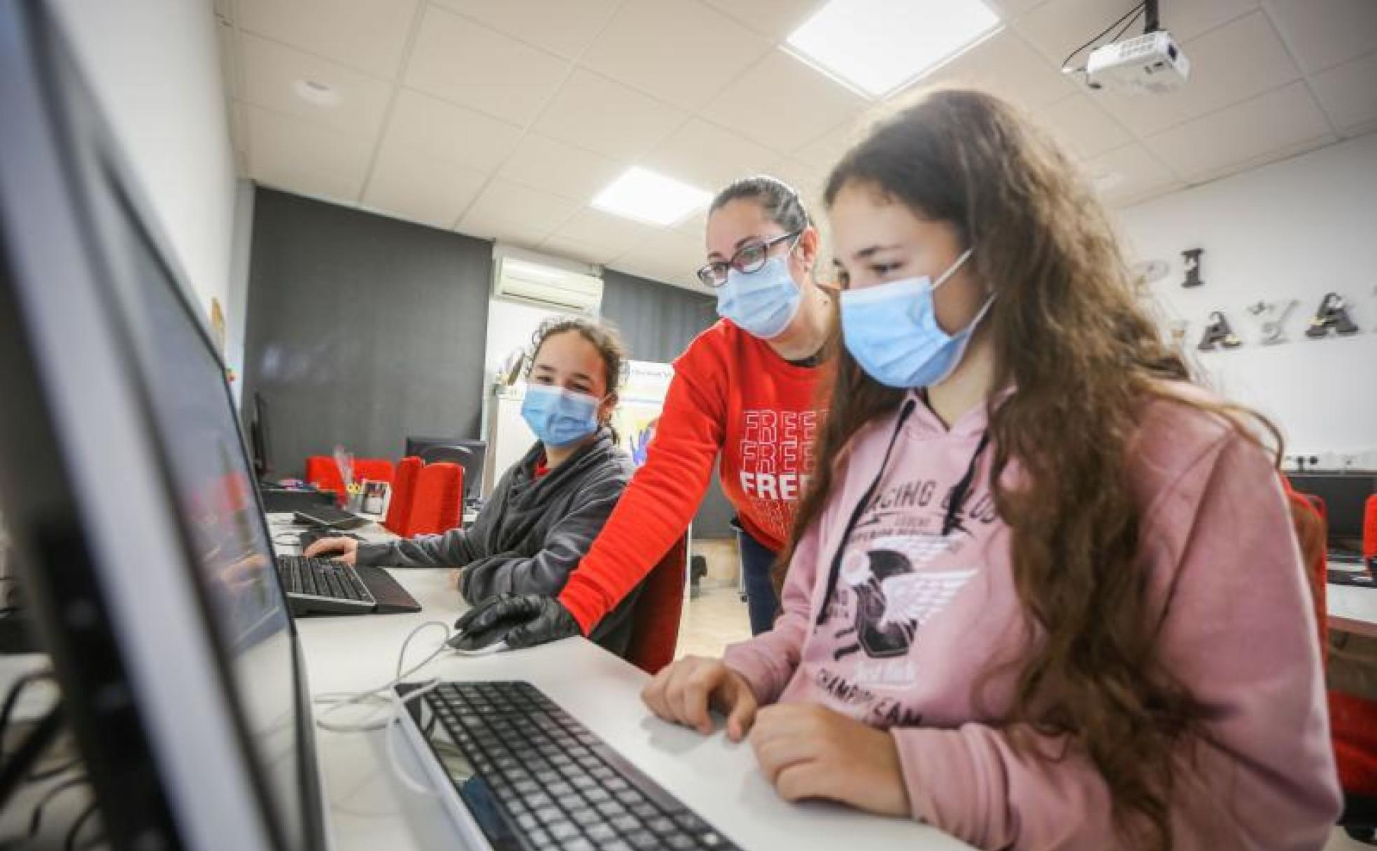 Alfa imparte clases de refuerzos a niños y adolescentes de Almanjáyar. 