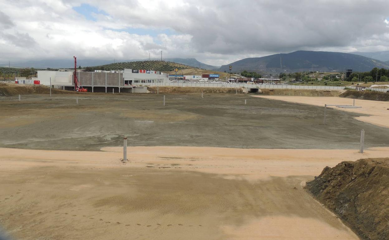 Terreno preparado para construir la segunda fase del parque comercial Jaén Plaza. 