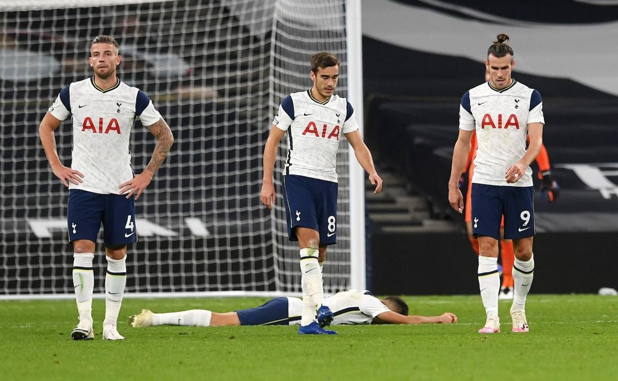 Gareth Bale, triste, tras el empate del West Ham al Tottenham en su debut. 